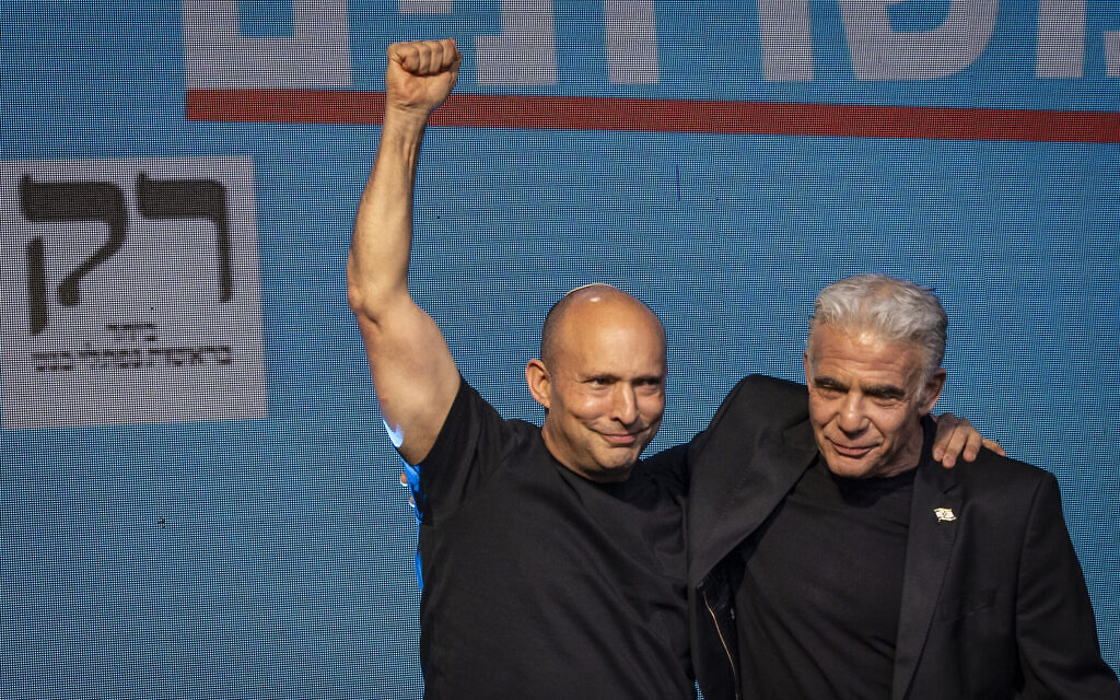 ראש ממשלת ישראל לשעבר ויו"ר מפלגת ביחד נפתלי בנט נואם לצד ראש האופוזיציה וראש הממשלה לשעבר יאיר לפיד במטה הבחירות של המפלגה בתל אביב, לאחר סגירת הקלפיות ופרסום תוצאות המדגמים בליל הבחירות לכנסת. 28 באוקטובר 2026 (צילום: נועם רבקין פנטון/פלאש90)