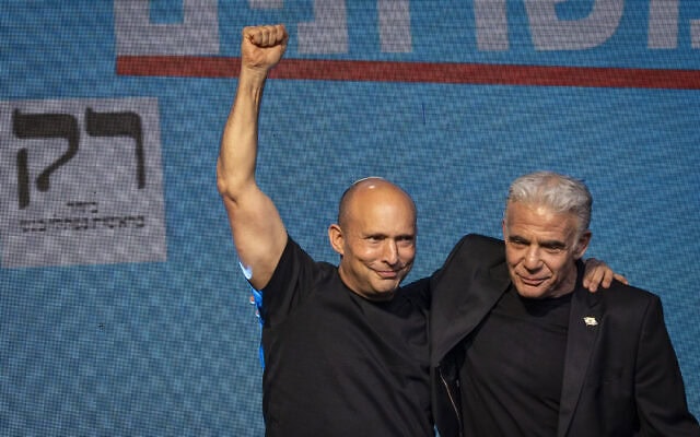 ראש ממשלת ישראל לשעבר ויו"ר מפלגת ביחד נפתלי בנט נואם לצד ראש האופוזיציה וראש הממשלה לשעבר יאיר לפיד במטה הבחירות של המפלגה בתל אביב, לאחר סגירת הקלפיות ופרסום תוצאות המדגמים בליל הבחירות לכנסת. 28 באוקטובר 2026 (צילום: נועם רבקין פנטון/פלאש90) ראש ממשלת ישראל לשעבר ויו"ר מפלגת ביחד נפתלי בנט נואם לצד ראש האופוזיציה וראש הממשלה לשעבר יאיר לפיד במטה הבחירות של המפלגה בתל אביב, לאחר סגירת הקלפיות ופרסום תוצאות המדגמים בליל הבחירות לכנסת. 28 באוקטובר 2026 (צילום: נועם רבקין פנטון/פלאש90)
