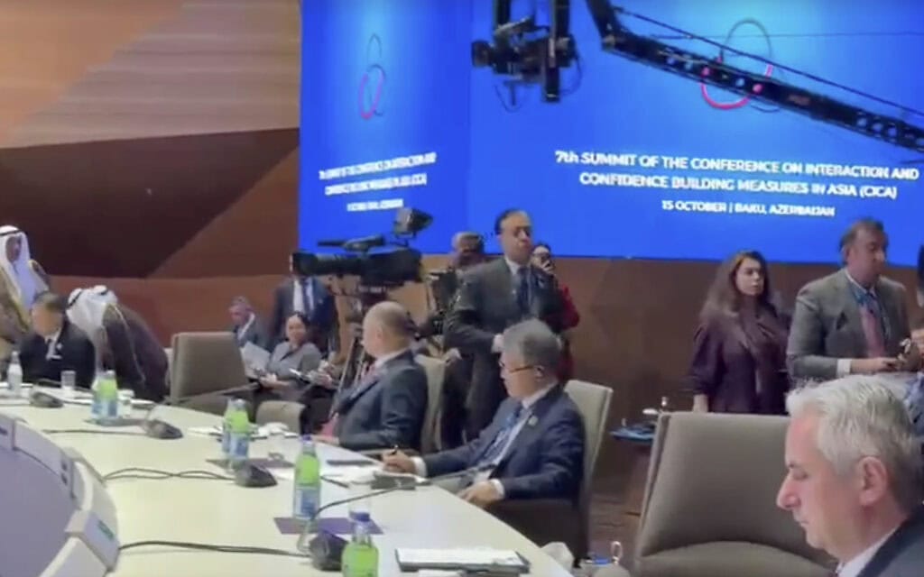 נציגי איראן, טורקיה ומדינות נוספות נוטשים את האולם במהלך נאומו של הנשיא הרצוג בכנס בבאקו. 15 באוקטובר 2026 (צילום: צילום מסך)