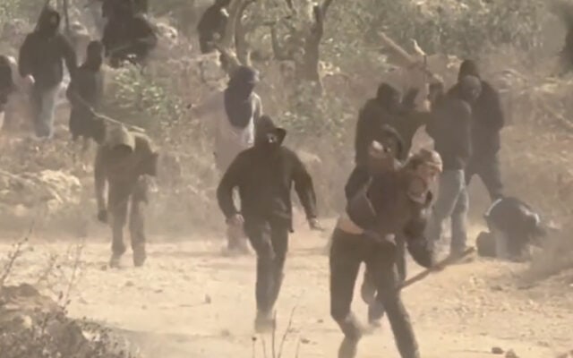 מתנחלים חובטים במקלות בצלמת וושינגטון פוסט היידי לוין. 16 באוקטובר 2026 (צילום: צילומסך) מתנחלים חובטים במקלות בצלמת וושינגטון פוסט היידי לוין. 16 באוקטובר 2026 (צילום: צילומסך)