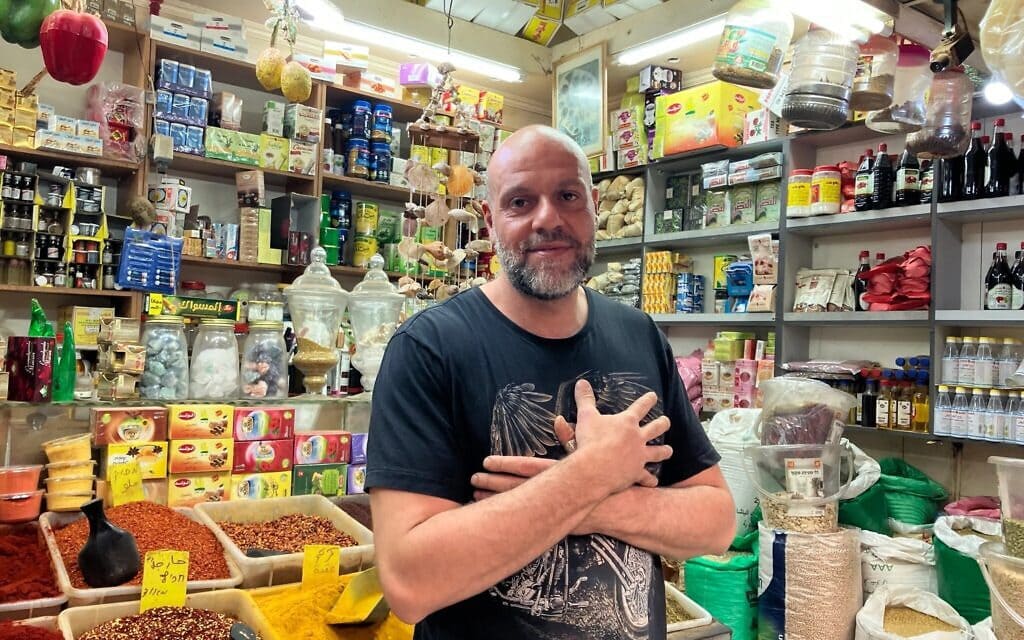 ג'רג'י, סוחר בשוק העתיק בעכו, בדוכן שלו, 28 באוקטובר 2026 (צילום: דיאנה בלטר) ג'רג'י, סוחר בשוק העתיק בעכו, בדוכן שלו, 28 באוקטובר 2026 (צילום: דיאנה בלטר)