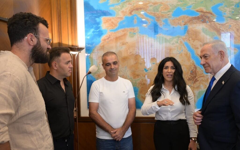 ראש הממשלה בנימין נתניהו (מימין), סיגלית מוסייב, יניב חיון, שוטה מוסייב ואור פרדילוב בלשכת ראש הממשלה, 1 באוקטובר 2026 (צילום: עמוס בן גרשום / לע"מ) ראש הממשלה בנימין נתניהו (מימין), סיגלית מוסייב, יניב חיון, שוטה מוסייב ואור פרדילוב בלשכת ראש הממשלה, 1 באוקטובר 2026 (צילום: עמוס בן גרשום / לע"מ)