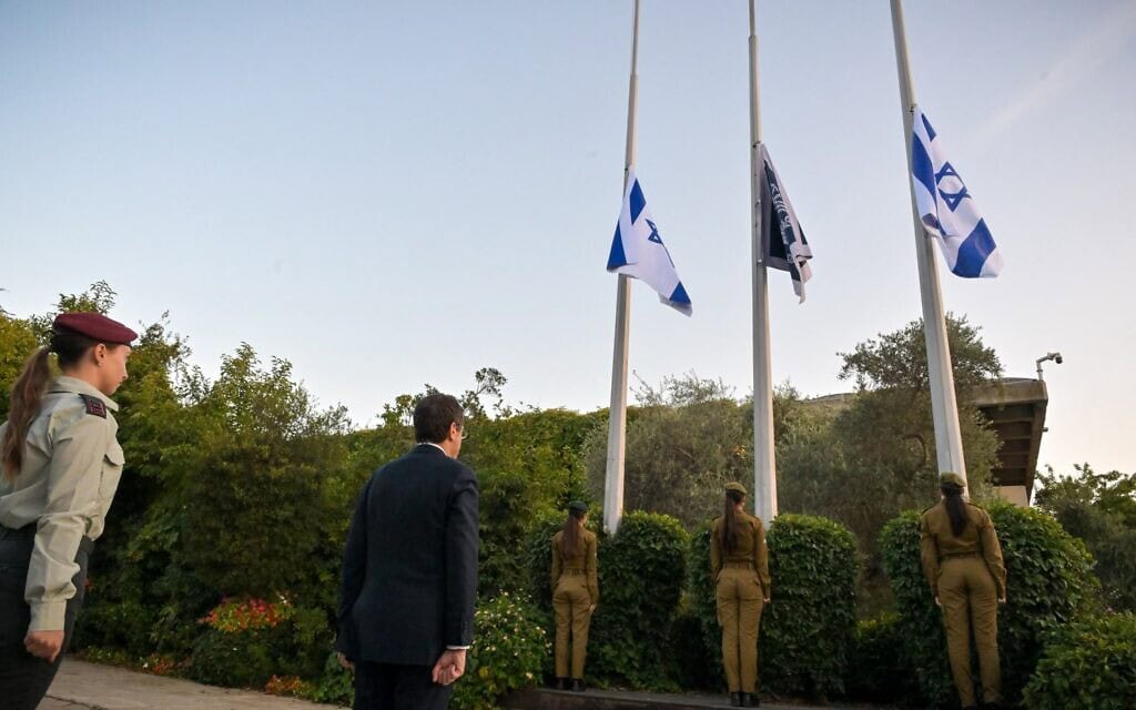 נשיא המדינה יצחק הרצוג צופה בהורדת הדגלים לחצי התורן בשעה 06:29 בבית הנשיא, עם פתיחת יום הזיכרון לטבח השבעה באוקטובר. 5 באוקטובר 2026 (צילום: דוברות בית הנשיא)