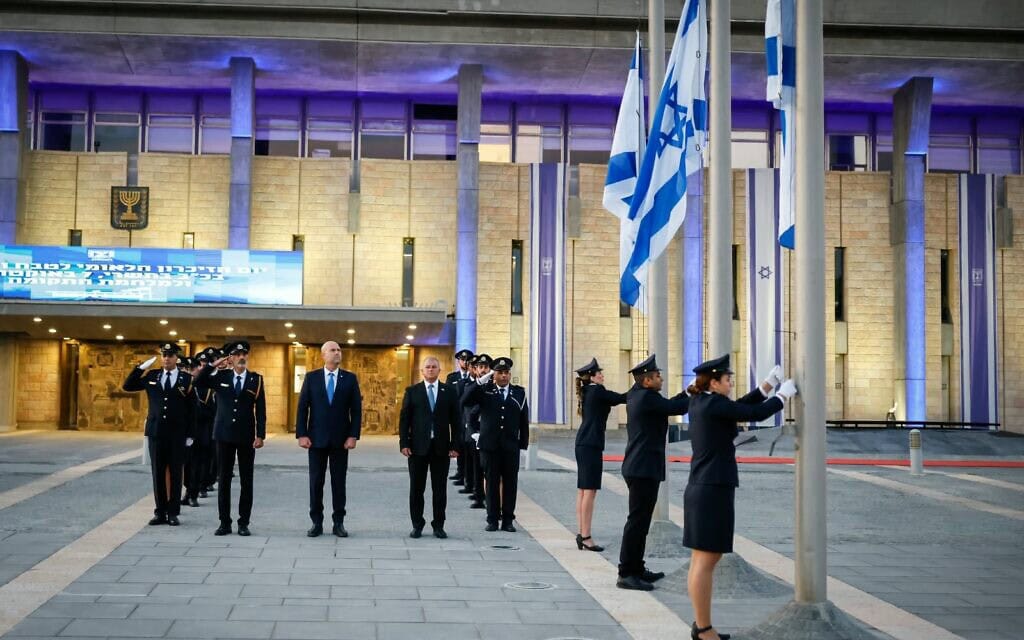 דגלי הלאום מורדים לחצי התורן במלאת שלוש שנים לטבח בעוטף. 5 באוקטובר 2026 (צילום: נועם מושקוביץ - דוברות הכנסת) דגלי הלאום מורדים לחצי התורן במלאת שלוש שנים לטבח בעוטף. 5 באוקטובר 2026 (צילום: נועם מושקוביץ - דוברות הכנסת)