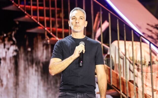 עמרי שפרוני בטקס הזיכרון בגני יהושע בתל אביב במלאת שלוש שנים לטבח, 7 באוקטובר 2026 (צילום: אלון לוין) עמרי שפרוני בטקס הזיכרון בגני יהושע בתל אביב במלאת שלוש שנים לטבח, 7 באוקטובר 2026 (צילום: אלון לוין)