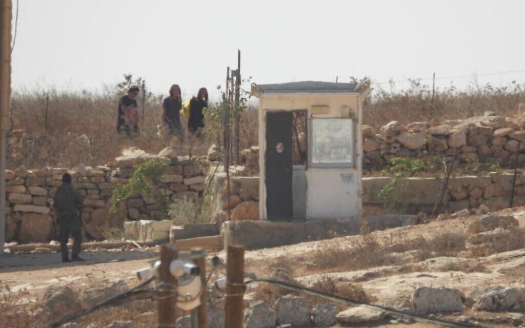 מתנחלים חוסמים את הגישה לביתו של יוסף שנארן, תושב דרום הר חברו. 8 באוקטובר 2026 מתנחלים חוסמים את הגישה לביתו של יוסף שנארן, תושב דרום הר חברו. 8 באוקטובר 2026