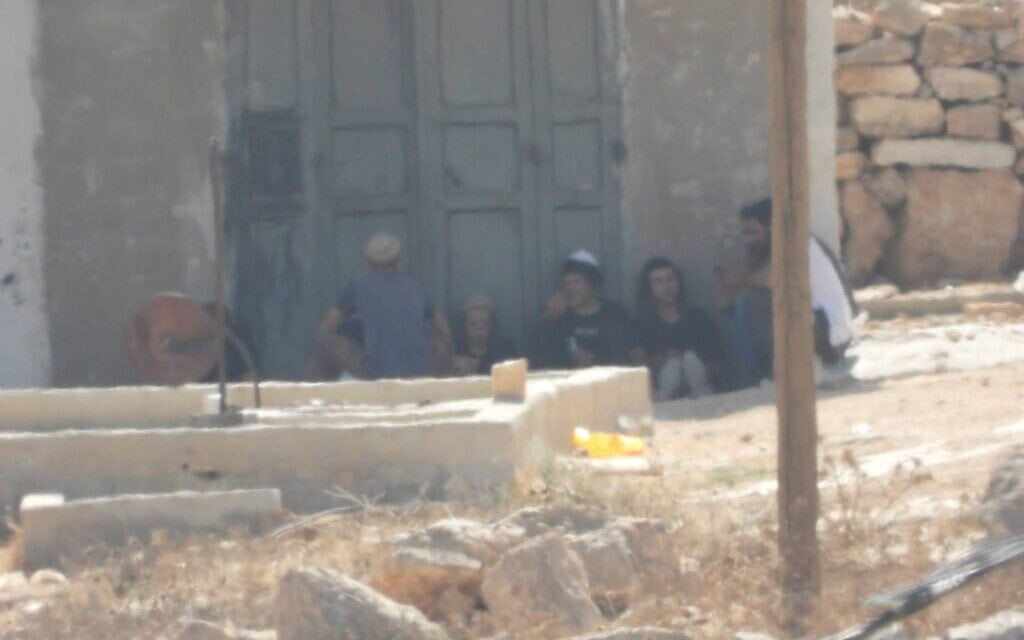 מתנחלים חוסמים את הגישה לביתו של יוסף שנארן, תושב דרום הר חברו. 8 באוקטובר 2026