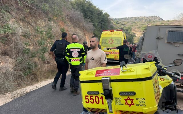 גורמי רפואה וביטחון באזור שבקרבת גבול לבנון שבו נפגעו מטיילים ככל הנראה מפיצוץ של נפל, 12 באוקטובר 2026 (צילום: מגן דוד אדום) גורמי רפואה וביטחון באזור שבקרבת גבול לבנון שבו נפגעו מטיילים ככל הנראה מפיצוץ של נפל, 12 באוקטובר 2026 (צילום: מגן דוד אדום)