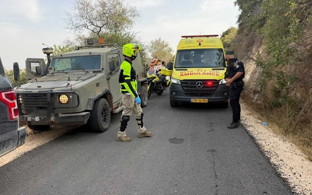 גורמי רפואה וביטחון באזור שבקרבת גבול לבנון שבו נפגעו מטיילים ככל הנראה מפיצוץ של נפל, 12 באוקטובר 2026 (צילום: מגן דוד אדום) גורמי רפואה וביטחון באזור שבקרבת גבול לבנון שבו נפגעו מטיילים ככל הנראה מפיצוץ של נפל, 12 באוקטובר 2026 (צילום: מגן דוד אדום)