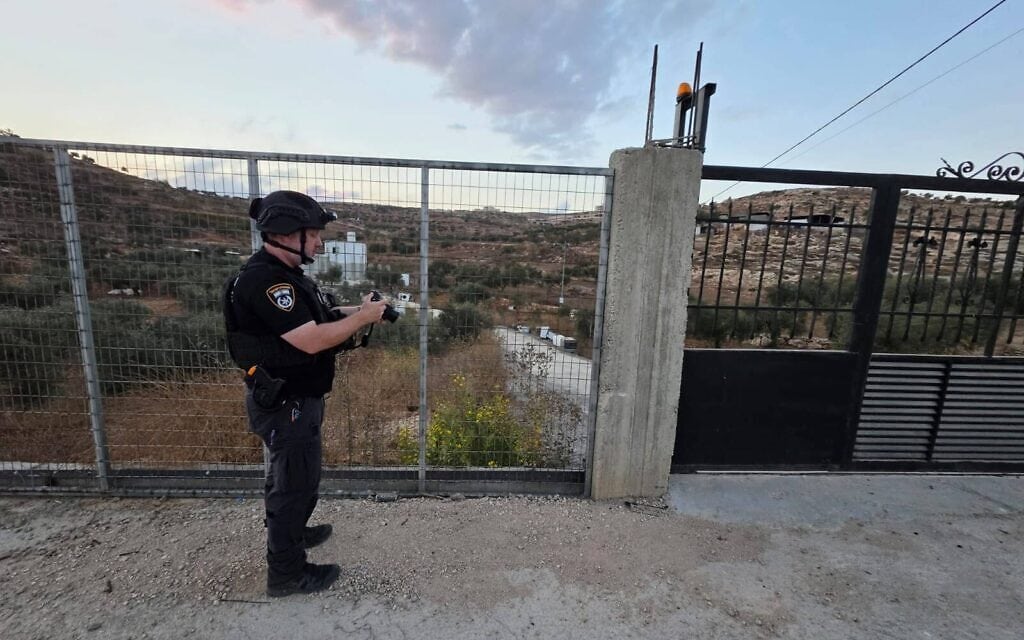 חוקרי המשטרה בזירת תקיפת מתנחלים בגדה, 17 באוקטובר 2026 (צילום: דוברות המשטרה) חוקרי המשטרה בזירת תקיפת מתנחלים בגדה, 17 באוקטובר 2026 (צילום: דוברות המשטרה)