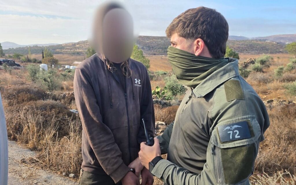 מעצר חשוד באלימות מתנחלים בגדה המערבית, 19 באוקטובר 2026 (צילום: דוברות המשטרה) מעצר חשוד באלימות מתנחלים בגדה המערבית, 19 באוקטובר 2026 (צילום: דוברות המשטרה)