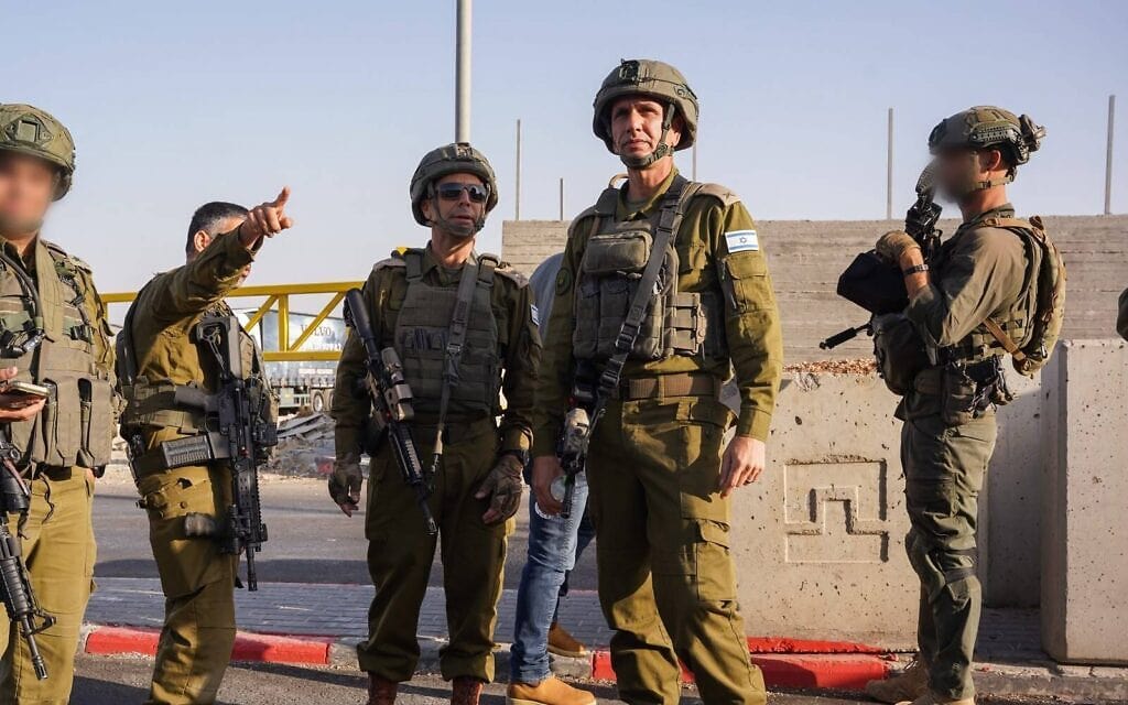 מפקד פיקוד המרכז, אלוף אבי בלוט (משמאל), ומפקד אוגדת יהודה ושומרון, תת־אלוף קובי הלר, בזירת פיגוע הירי סמוך לחברון, 23 באוקטובר 2026 (צילום: דובר צה״ל) מפקד פיקוד המרכז, אלוף אבי בלוט (משמאל), ומפקד אוגדת יהודה ושומרון, תת־אלוף קובי הלר, בזירת פיגוע הירי סמוך לחברון, 23 באוקטובר 2026 (צילום: דובר צה״ל)