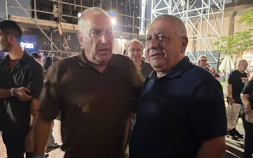 גדי איזנקוט, יו"ר מפלגת ישר! הגיע לעצרת "בשבילם" בכיכר החטופים בתל אביב, 24 באוקטובר 2026 גדי איזנקוט, יו"ר מפלגת ישר! הגיע לעצרת "בשבילם" בכיכר החטופים בתל אביב, 24 באוקטובר 2026