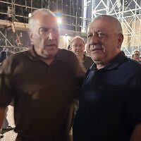 גדי איזנקוט, יו"ר מפלגת ישר! הגיע לעצרת "בשבילם" בכיכר החטופים בתל אביב, 24 באוקטובר 2026 גדי איזנקוט, יו"ר מפלגת ישר! הגיע לעצרת "בשבילם" בכיכר החטופים בתל אביב, 24 באוקטובר 2026
