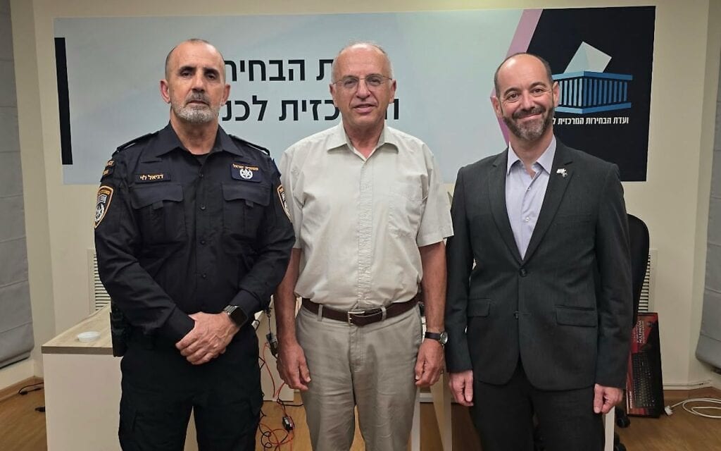 מפכ"ל המשטרה רב-ניצב דני לוי והממונה על הבחירות במשטרה תנ"צ אלי פינטו עם יושב ראש ועדת הבחירות המרכזית, השופט נעם סולברג, 25 באוקטובר 2026 (צילום: דוברות המשטרה) מפכ"ל המשטרה רב-ניצב דני לוי והממונה על הבחירות במשטרה תנ"צ אלי פינטו עם יושב ראש ועדת הבחירות המרכזית, השופט נעם סולברג, 25 באוקטובר 2026 (צילום: דוברות המשטרה)