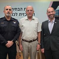 מפכ"ל המשטרה רב-ניצב דני לוי והממונה על הבחירות במשטרה תנ"צ אלי פינטו עם יושב ראש ועדת הבחירות המרכזית, השופט נעם סולברג, 25 באוקטובר 2026 (צילום: דוברות המשטרה) מפכ"ל המשטרה רב-ניצב דני לוי והממונה על הבחירות במשטרה תנ"צ אלי פינטו עם יושב ראש ועדת הבחירות המרכזית, השופט נעם סולברג, 25 באוקטובר 2026 (צילום: דוברות המשטרה)