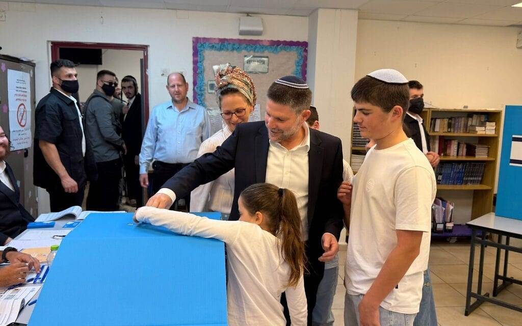 יו״ר הציונות הדתית שר האוצר בצלאל סמוטריץ׳ מצביע בבחירות לכנסת ה-26. 27 באוקטובר 2026 יו״ר הציונות הדתית שר האוצר בצלאל סמוטריץ׳ מצביע בבחירות לכנסת ה-26. 27 באוקטובר 2026