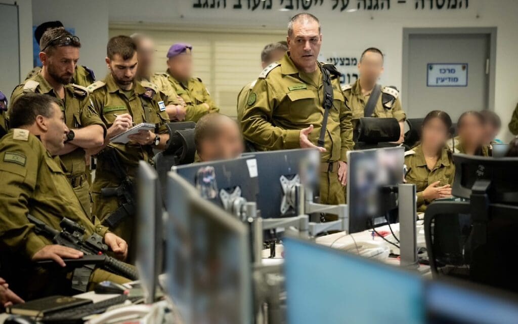 הרמטכ"ל אייל זמיר במפקדת אוגדת עזה בדרום הארץ, 20 באוקטובר 2206 (צילום: צה"ל) הרמטכ"ל אייל זמיר במפקדת אוגדת עזה בדרום הארץ, 20 באוקטובר 2206 (צילום: צה"ל)