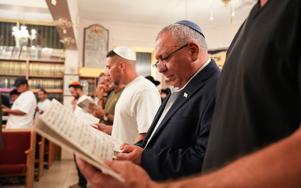 יו"ר מפלגת ישר! גדי איזנקוט בתפילה במהלך חגי תשרי, ספטמבר 2026 (צילום: יונתן גאון) יו"ר מפלגת ישר! גדי איזנקוט בתפילה במהלך חגי תשרי, ספטמבר 2026 (צילום: יונתן גאון)