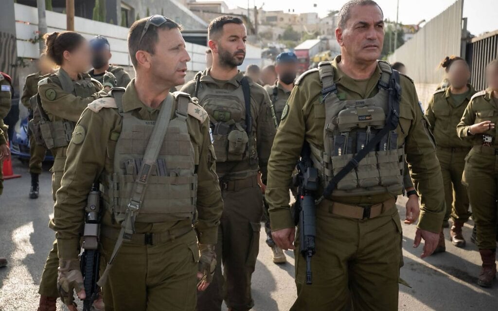 הרמטכ״ל רא״ל אייל זמיר בזירת פיגוע ליד חברון לצד אלוף פיקוד המרכז אבי בלוט. 23 באוקטובר 2026 (צילום: דובר צה״ל) הרמטכ״ל רא״ל אייל זמיר בזירת פיגוע ליד חברון לצד אלוף פיקוד המרכז אבי בלוט. 23 באוקטובר 2026 (צילום: דובר צה״ל)