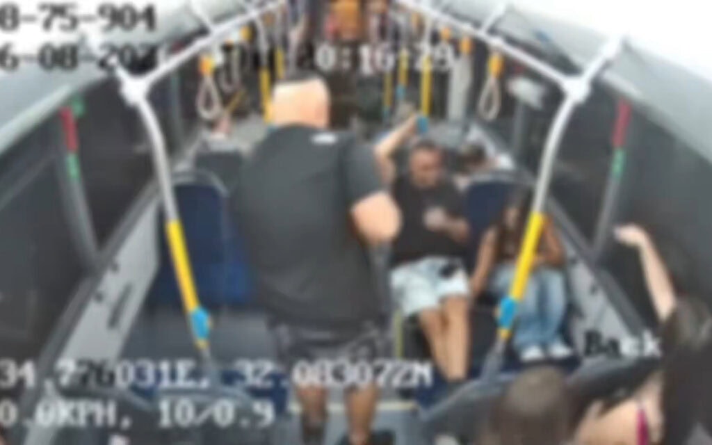 צילום מסך מתוך הסרטון שמתעד נערה בת 15 תוקפת צעירה דרוזית באוטובוס ברמת גן, אוגוסט 2026 (צילום: צילום מסך, דוברות המשטרה) צילום מסך מתוך הסרטון שמתעד נערה בת 15 תוקפת צעירה דרוזית באוטובוס ברמת גן, אוגוסט 2026 (צילום: צילום מסך, דוברות המשטרה)