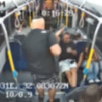 צילום מסך מתוך הסרטון שמתעד נערה בת 15 תוקפת צעירה דרוזית באוטובוס ברמת גן, אוגוסט 2026 (צילום: צילום מסך, דוברות המשטרה) צילום מסך מתוך הסרטון שמתעד נערה בת 15 תוקפת צעירה דרוזית באוטובוס ברמת גן, אוגוסט 2026 (צילום: צילום מסך, דוברות המשטרה)