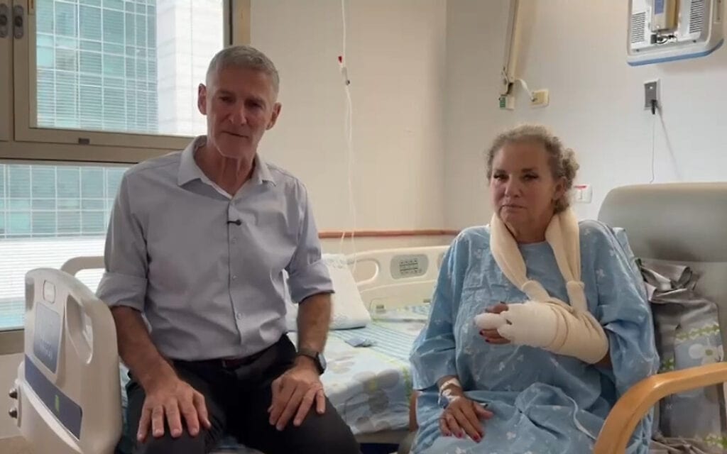 יו"ר הדמוקרטים יאיר גולן לצד צלמת ה"וושינגטון פוסט" היידי לוין, שהותקפה על ידי מתנחלים, 18 באוקטובר 2026 יו"ר הדמוקרטים יאיר גולן לצד צלמת ה"וושינגטון פוסט" היידי לוין, שהותקפה על ידי מתנחלים, 18 באוקטובר 2026