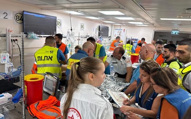 צוות רפואי בקריה הרפואית רמב"ם מעניק טיפול לפצועים שנפגעו מפיצוץ שאירע בקרבת גבול לבנון, 12 באוקטובר 2026 (צילום: הקריה הרפואית רמב"ם) צוות רפואי בקריה הרפואית רמב"ם מעניק טיפול לפצועים שנפגעו מפיצוץ שאירע בקרבת גבול לבנון, 12 באוקטובר 2026 (צילום: הקריה הרפואית רמב"ם)