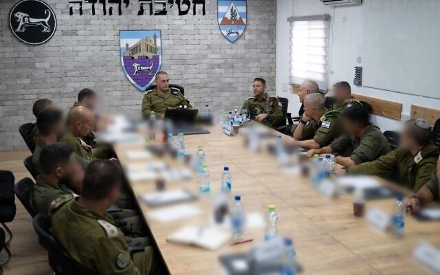 הרמטכ"ל אייל זמיר בפיקוד המרכז, 14 באוקטובר 2026 (צילום: צה"ל) הרמטכ"ל אייל זמיר בפיקוד המרכז, 14 באוקטובר 2026 (צילום: צה"ל)